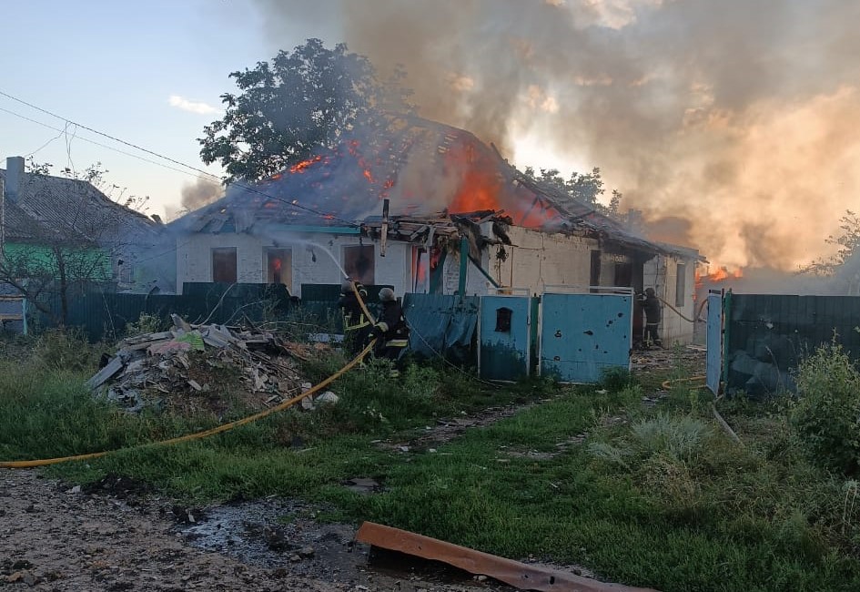 Куп’янський район: після чергового обстрілу села Петропавлівка сталася пожежа
