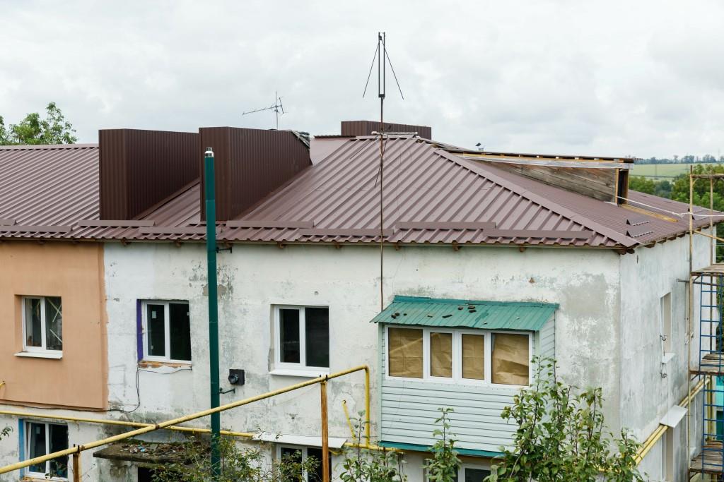 У Старому Салтові ремонтують будинки, пошкоджені внаслідок російської агресії