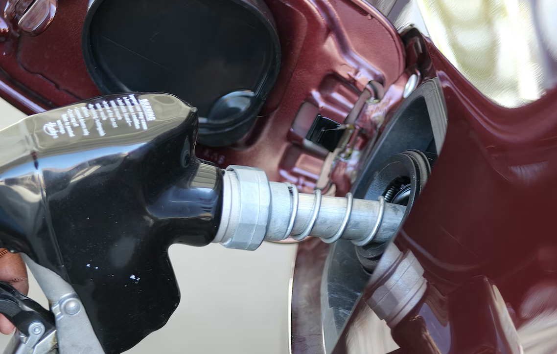 Високі ціни у низці російських регіонів спровокували зникнення бензину взагалі