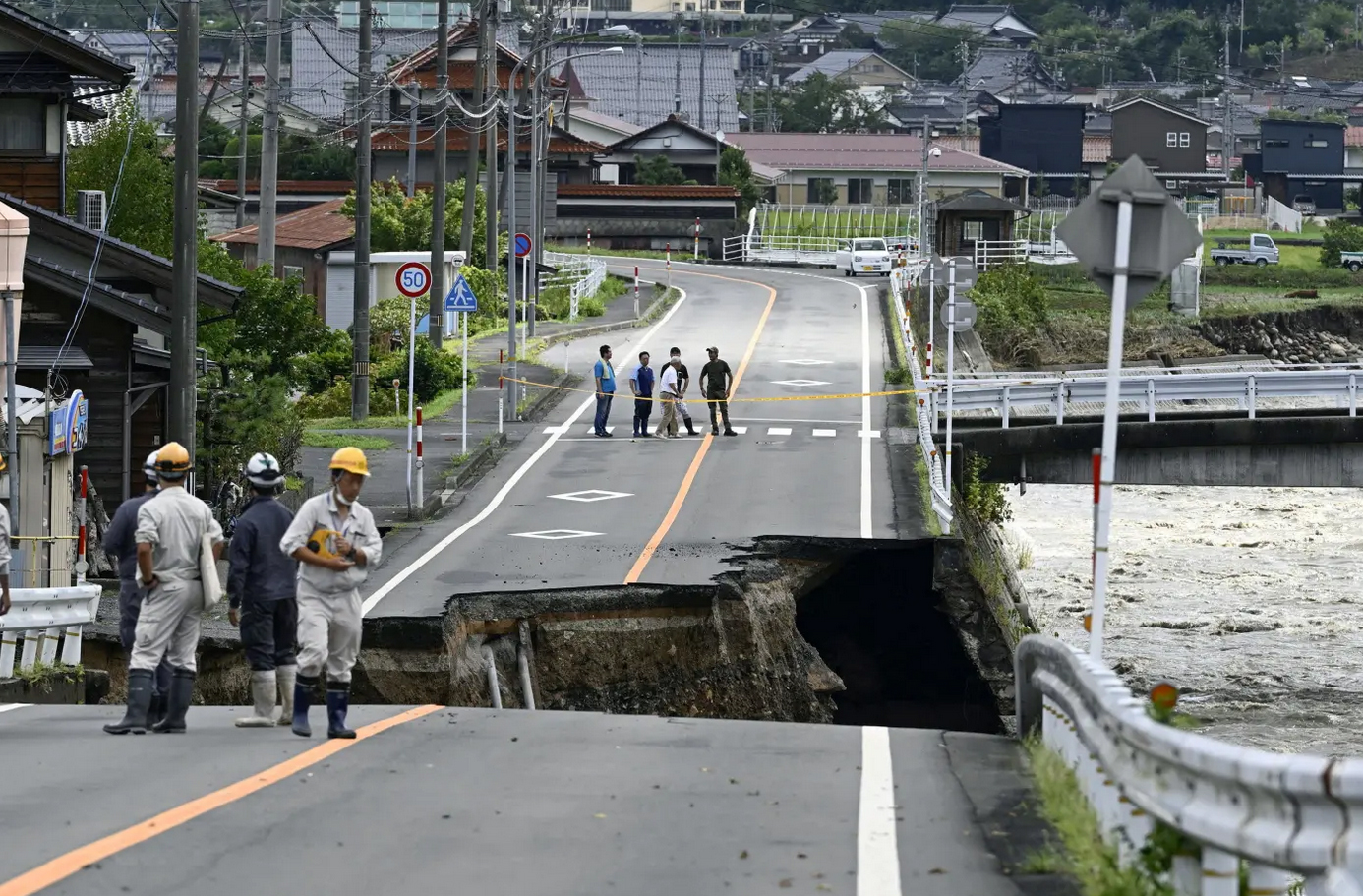 Тайфун «Лан» накрив Японію, людей закликають шукати порятунку