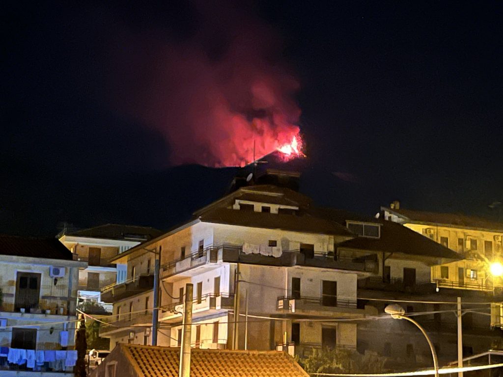 Ввечері 13 серпня почалося виверження вулкана Етна в Італії