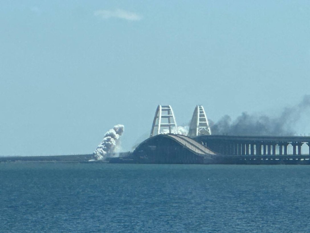 Вибухи в Криму: Керченський міст окутав дим, а рух переправою перекрито