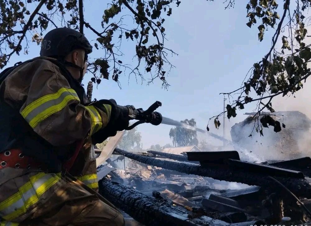 Вояки рф обстріляли Вовчанськ: виникли пожежі, є загиблий