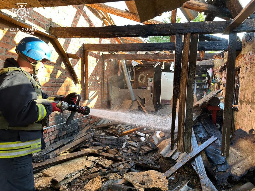 Рашисти обстріляли село на Харківщині, сталася пожежа