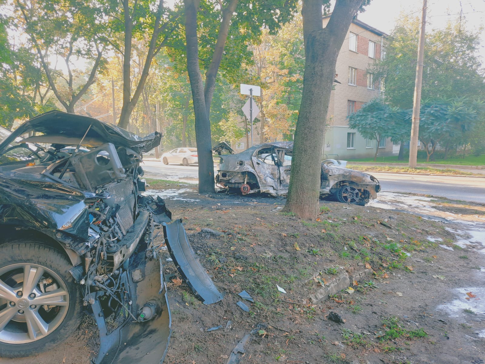 ДТП на вулиці Миру у Харкові: одна машина згоріла, є травмовані