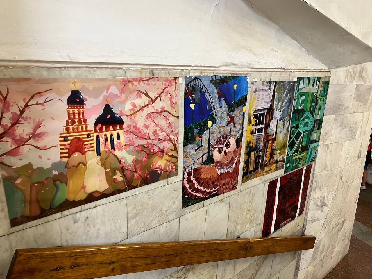 На станції метро «Історичний музей» стіни та колони прикрасили дитячими малюнками