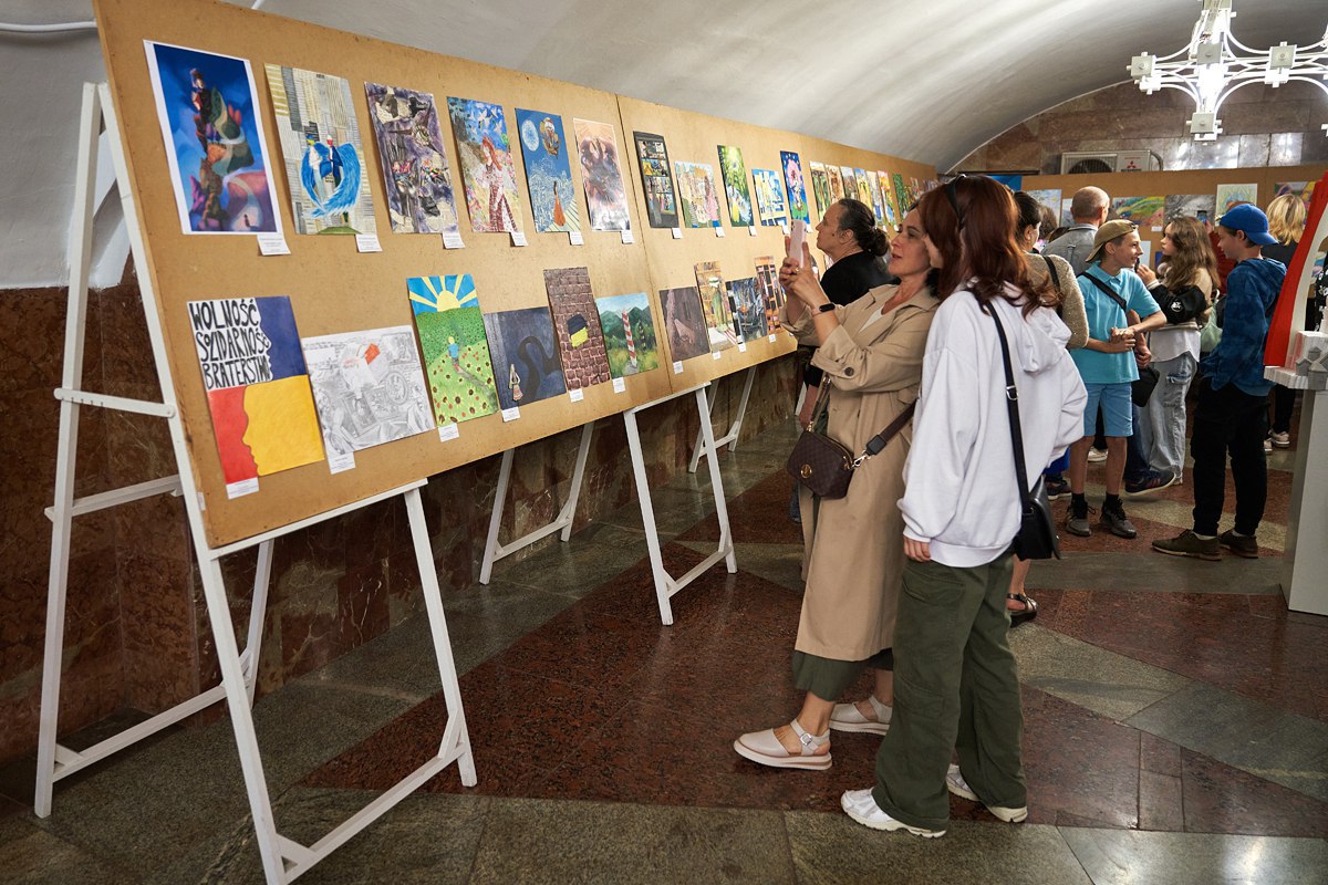 В Харкові на станції метро «Історичний музей» пройшла виставка «Спільний обрій»