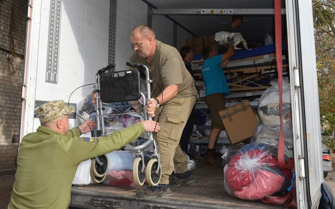 Інвалідні візки, ліжка, вітаміни: Золочівська лікарня отримала важливий вантаж