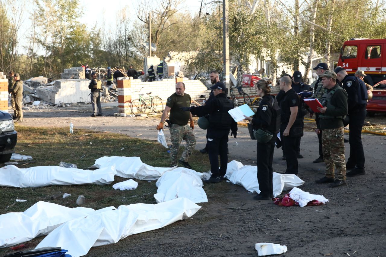 «Всі, хто тут лежить – я всіх знаю»: жителі села Гроза на Харківщині допомагали встановлювати особи загиблих