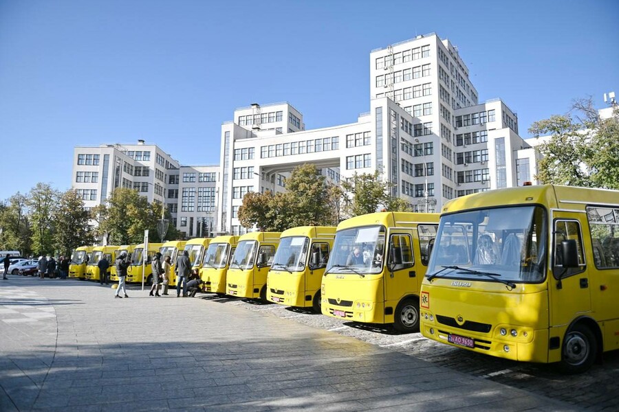 Для шести громад Харківщини передали шкільні автобуси