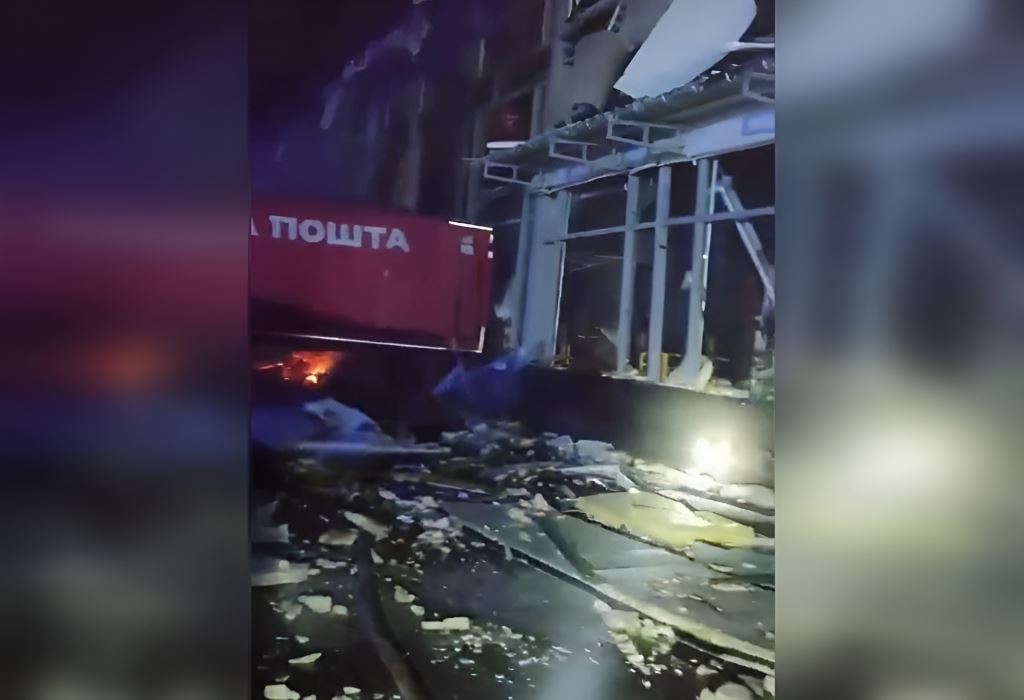 6 загиблих, 14 поранених: російська ракета влучила у «Нову пошту» під Харковом (відео)
