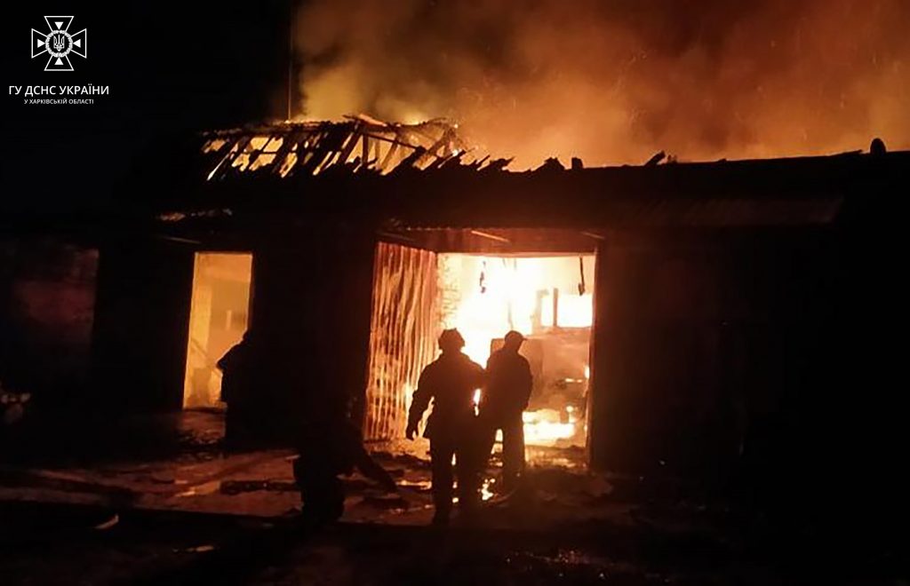Масований обстріл Вовчанська: рятувальники гасили пожежу на комунальному підприємстві