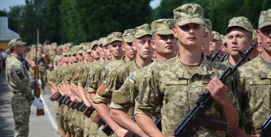 В Україні можуть мобілізувати солдатів строкової служби