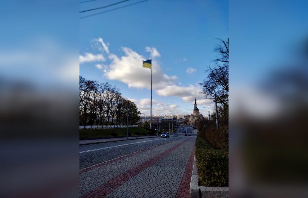 Харківські комунальники замінили національний прапор у центрі міста