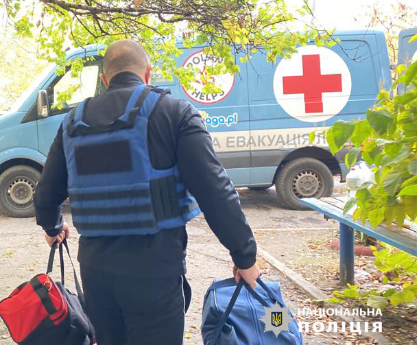 Поліцейські та волонтери евакуювали з Куп’янського району 11 місцевих жителів, з яких 5 дітей