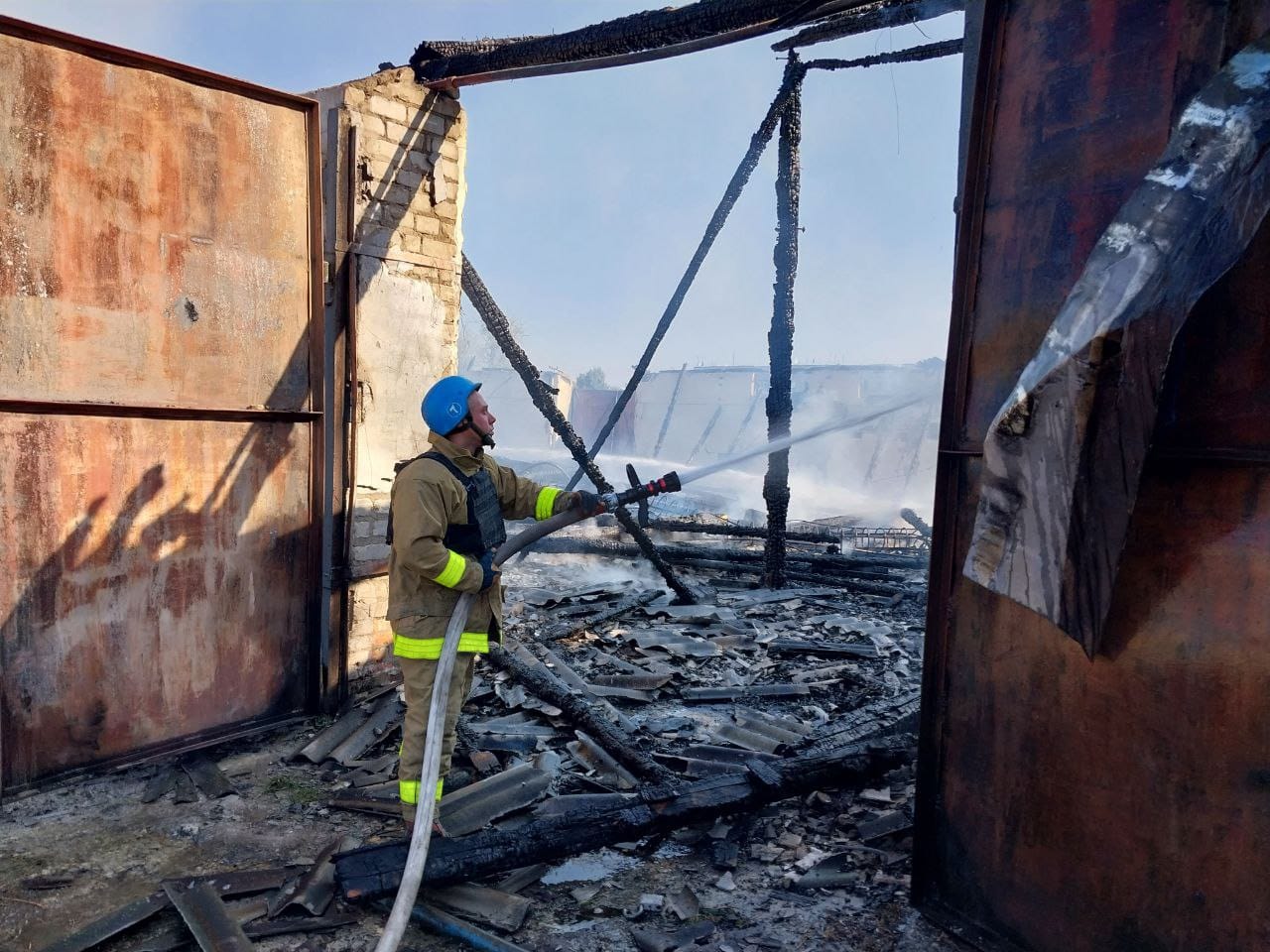 Рятувальники ліквідували масштабну пожежу на агрофірмі в Ізюмському районі