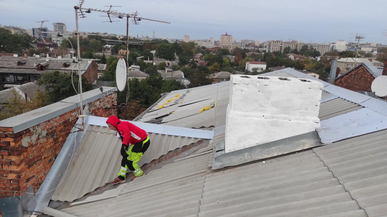 У Харкові ремонтують дахи будинків, пошкоджені російською ракетою