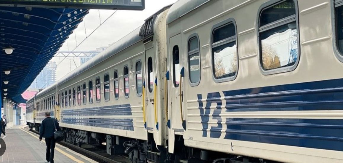 «Укрзалізниця» повідомляє про затримку поїздів через негоду