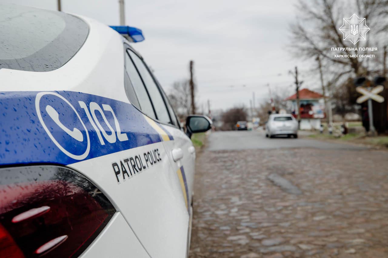 Патрульні допомогли жінці у прифронтовому містечку Харківщини дістатися додому