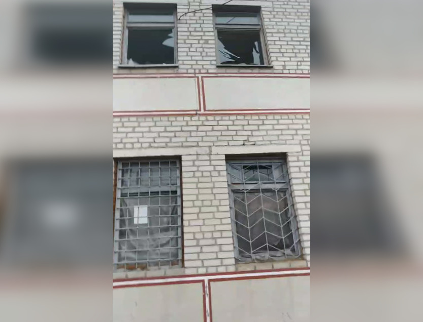 На Харківщині ворожим обстрілом пошкоджено адмінбудівлю обленерго (відео)