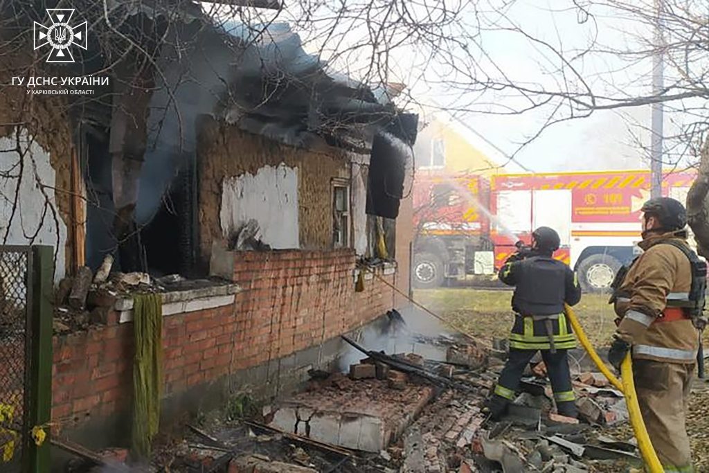 Через обстріли в селі під Боровою сталася пожежа, ліквідація тривала кілька годин