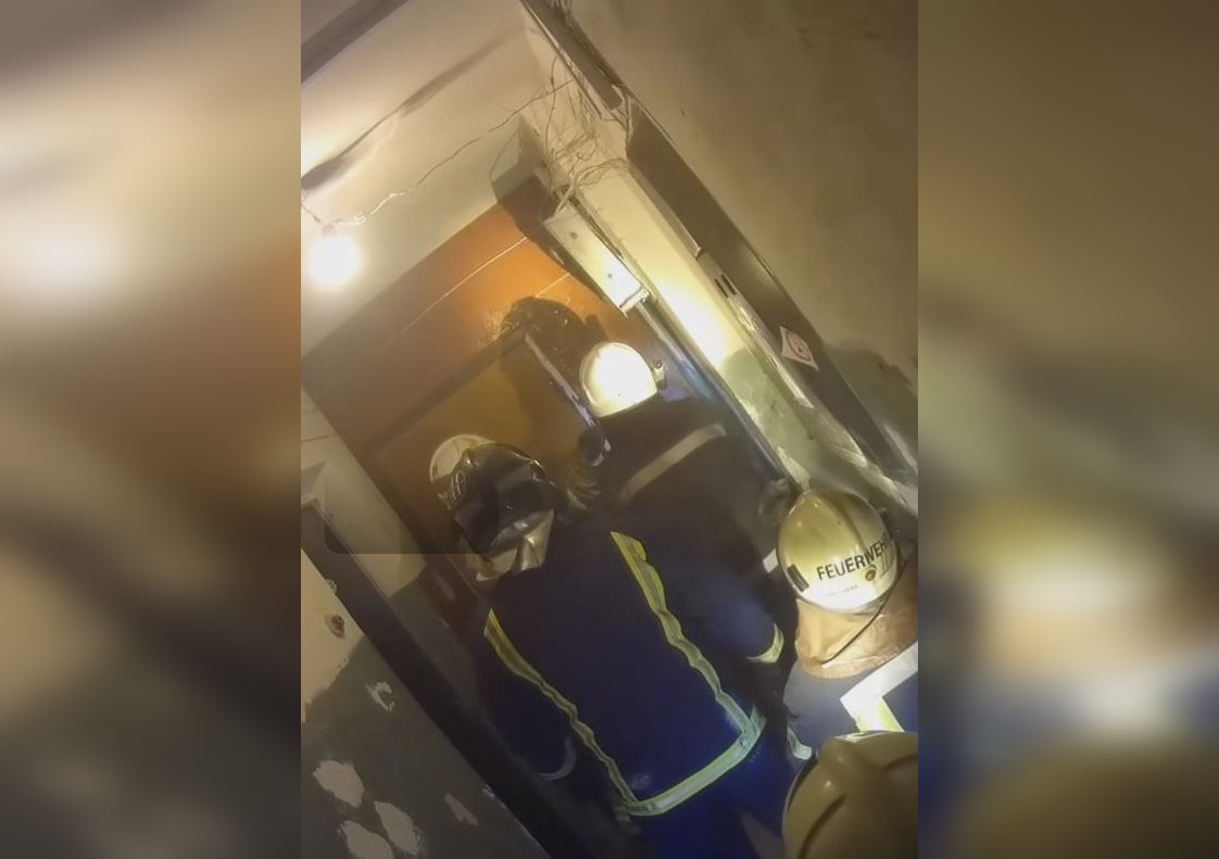 Врятували пенсіонерку та собаку: відео з пожежі у харківській 14-поверхівці