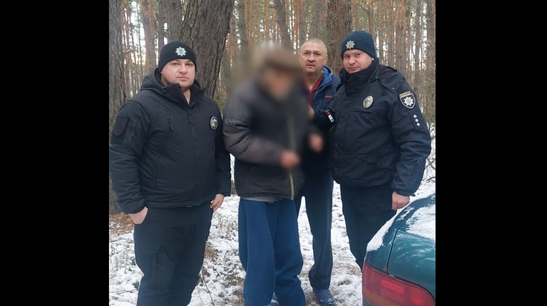 У лісі на Харківщині поліція знайшла пенсіонера, який заблукав через втрату пам’яті