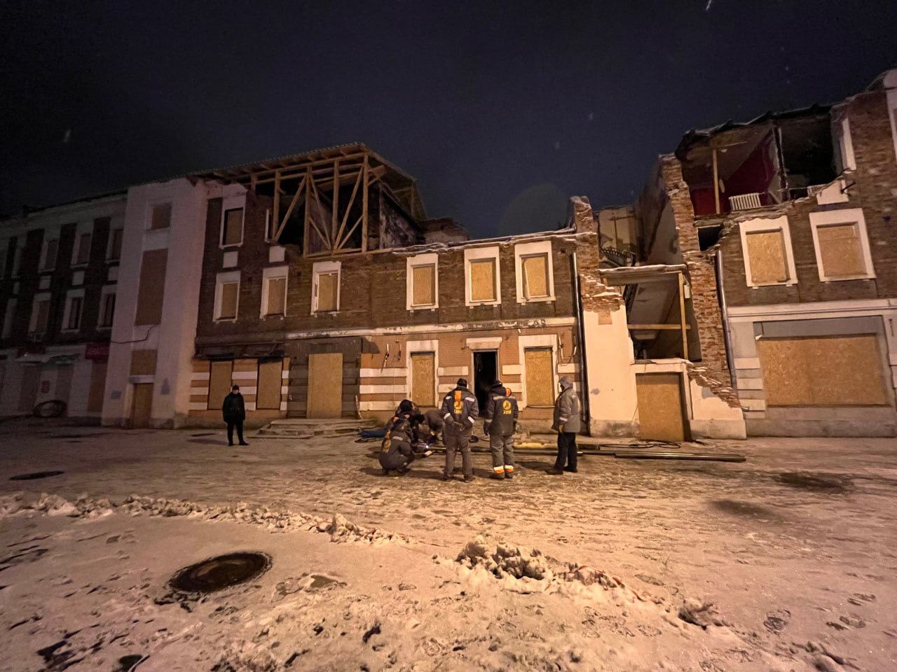 Харківські комунальники відновили систему опалення в будинку, в який влучила російська ракета