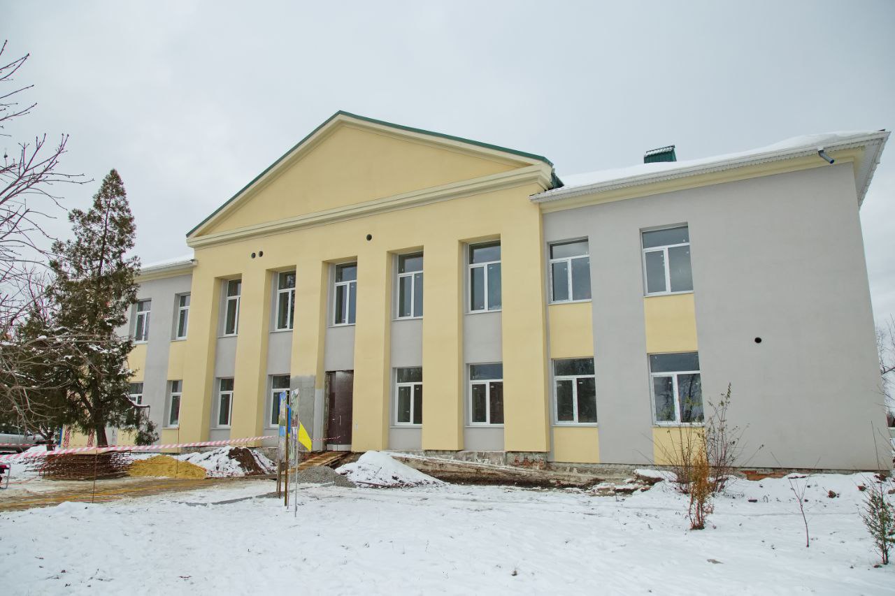 На Харківщині відновлюють адмінбудівлю в деокупованому селищі: вартість робіт 74 мільйони гривень