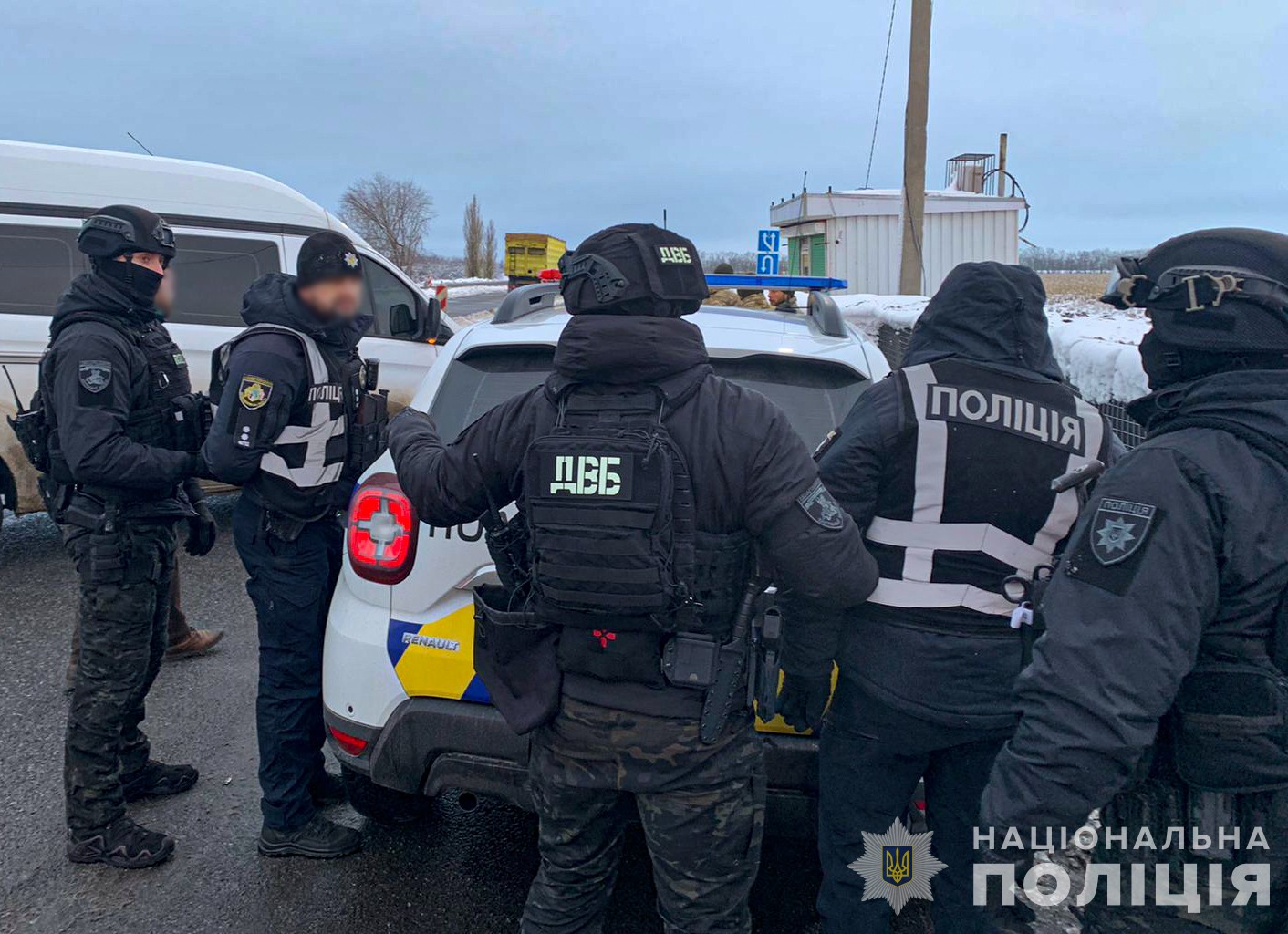 На Дніпропетровщині затримали поліцейських, які заробляли на водіях за допомогою «зарядженого» алкотестера
