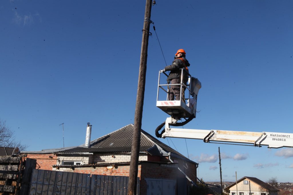 Енергетики повністю відновили електропостачання у селі Руська Лозова Харківського району