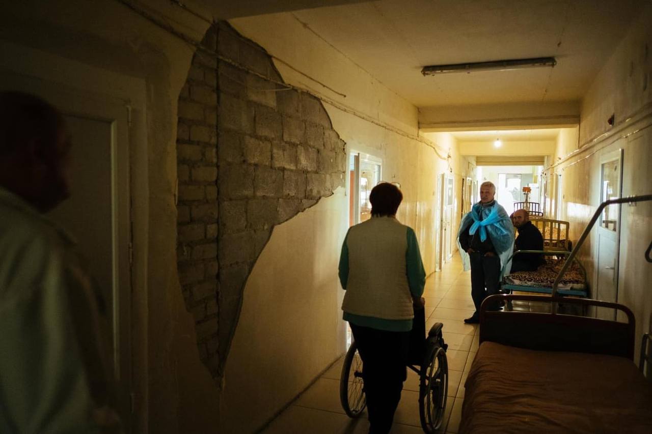 В яких умовах працюють медики Чугуєва після обстрілів лікарні (фото)
