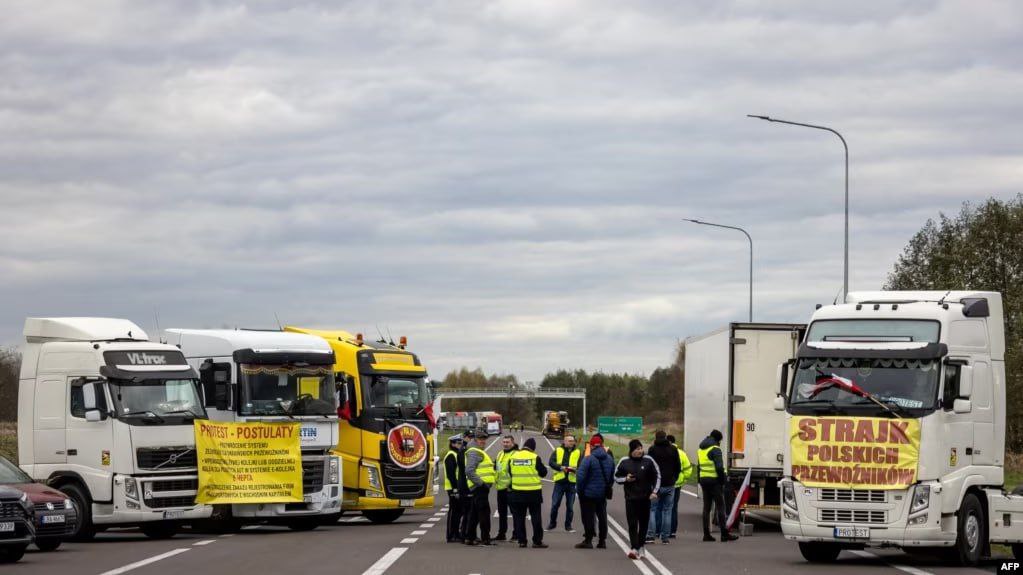 Поляки заблокували рух вантажівок на ще одному пункті пропуску на кордоні з Україною