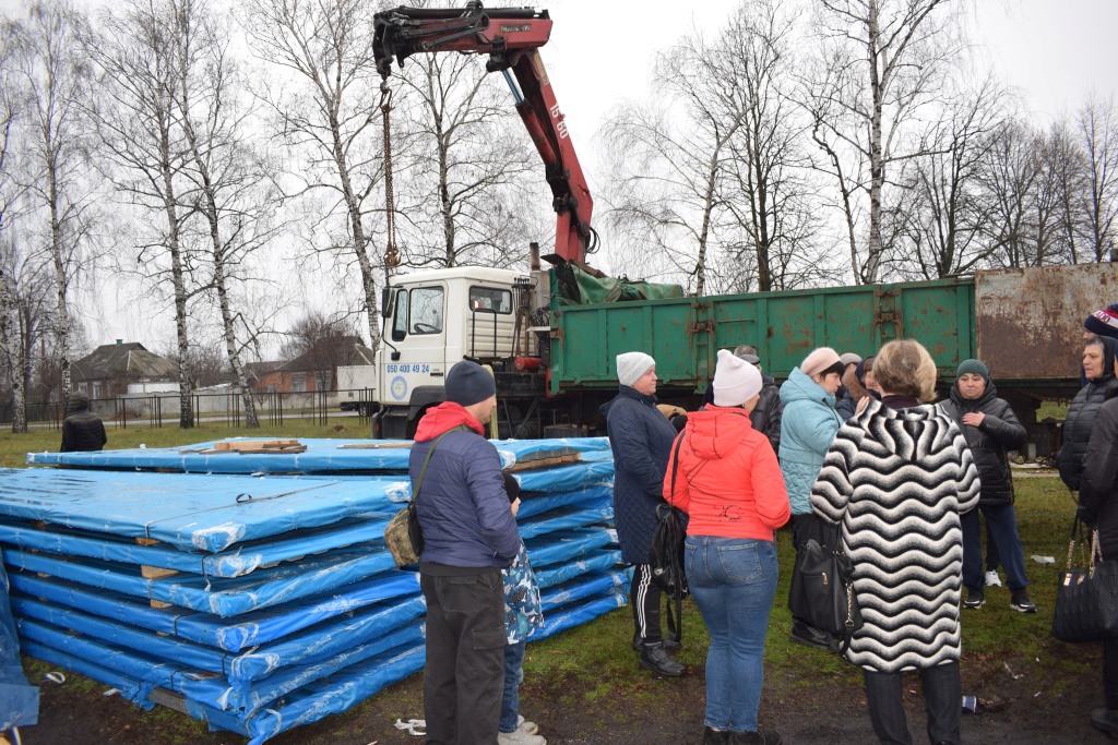 Жителі прикордонної громади Харківщині готуються до зимівлі
