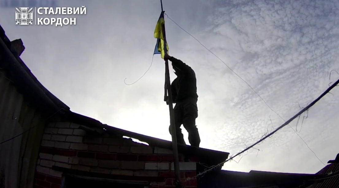 На Харківщині в сірій зоні прикордонники підняли український прапор (відео)