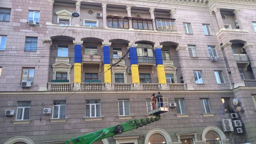 В центрі Харкова радянську символіку заховали під синьо-жовтою тканиною