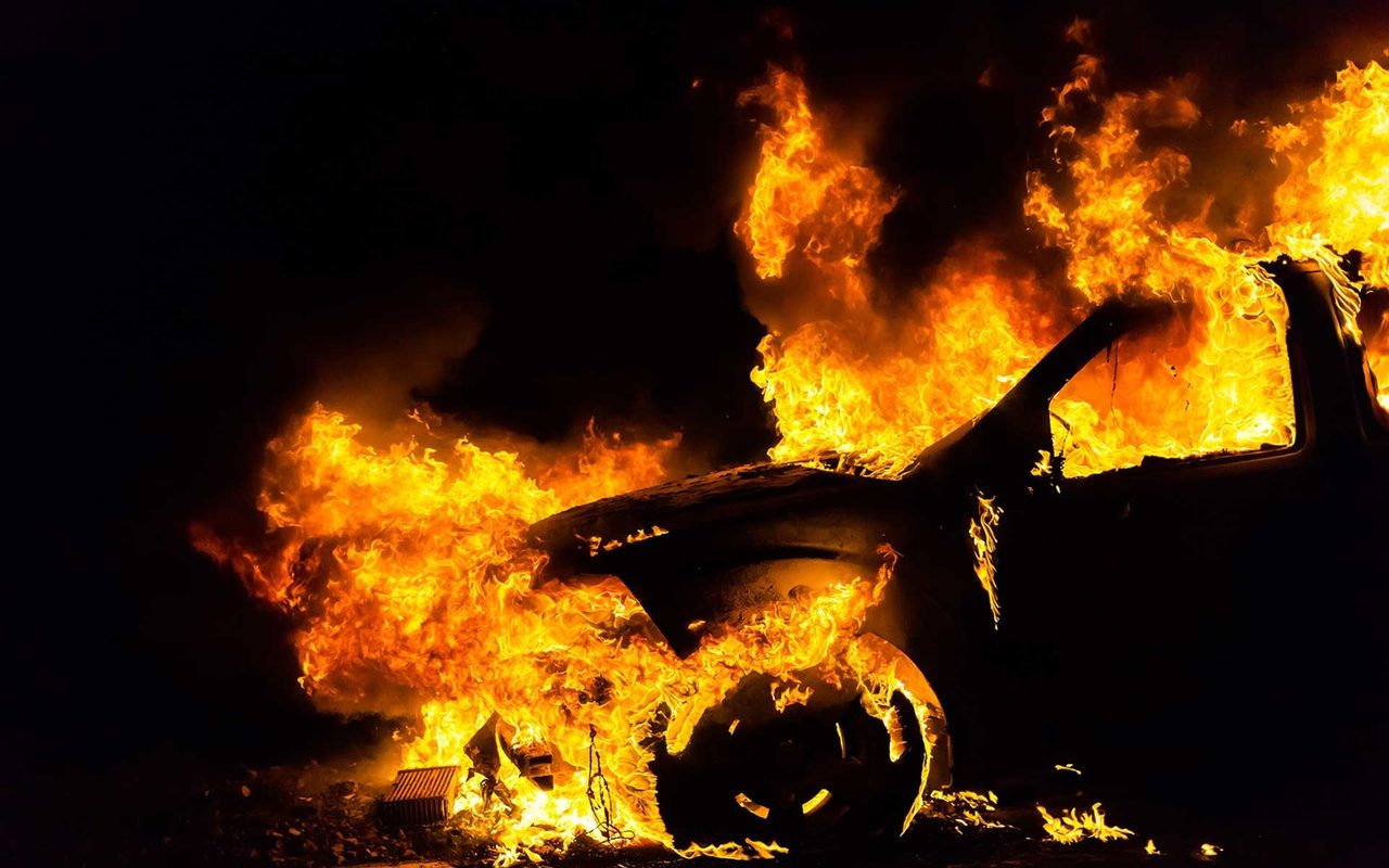 Підпалив автівку своєї коханої через ревнощі: харків’янину повідомлено про підозру