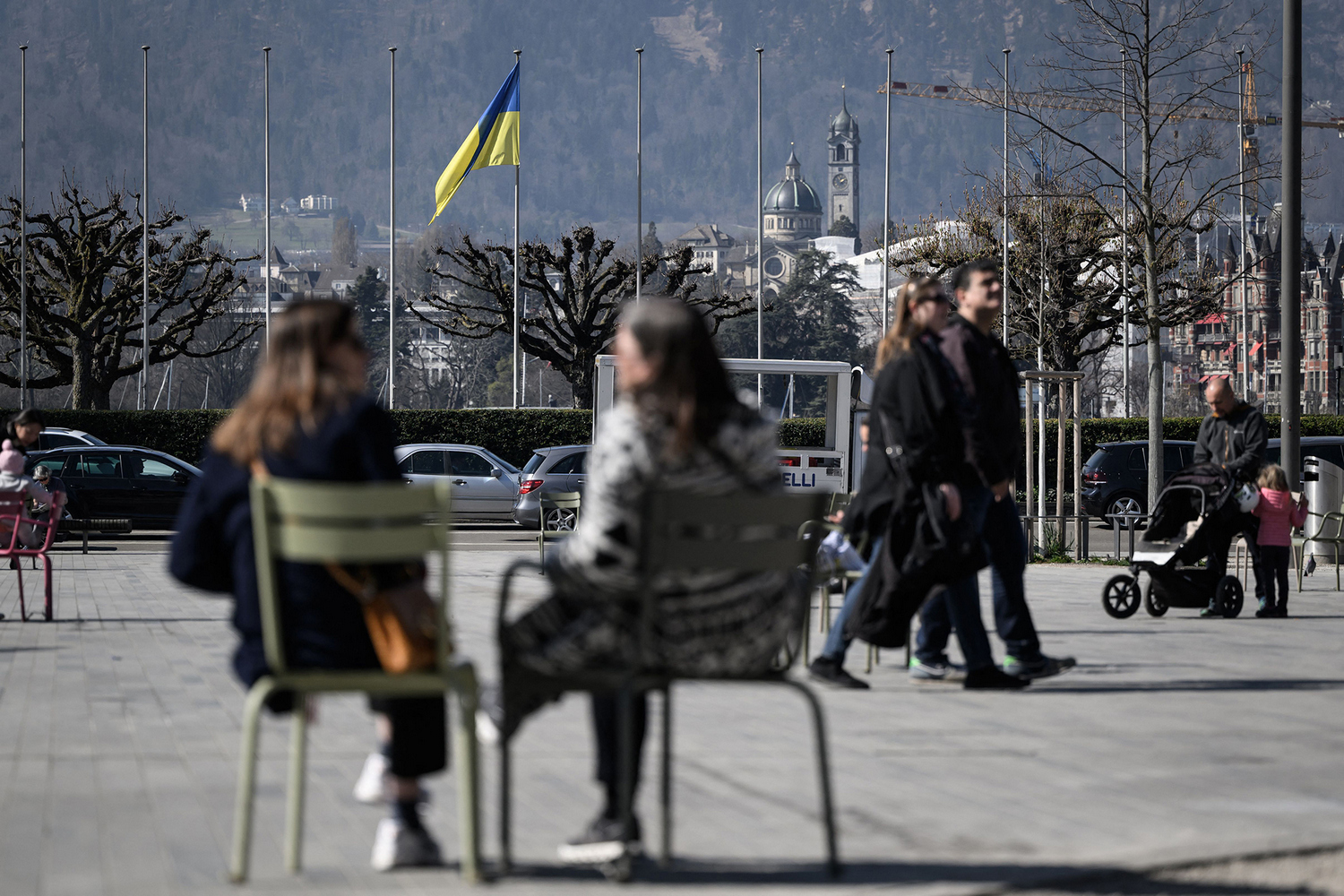 Які виплати отримують українські біженці у Європі