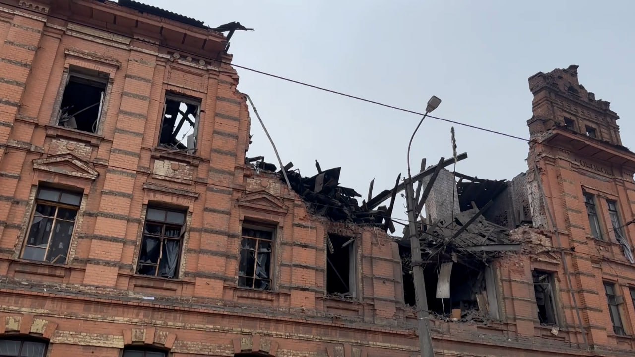 Пожежу гасили всю ніч: жителі Основ’янського району Харкова про масовану атаку «шахедів»