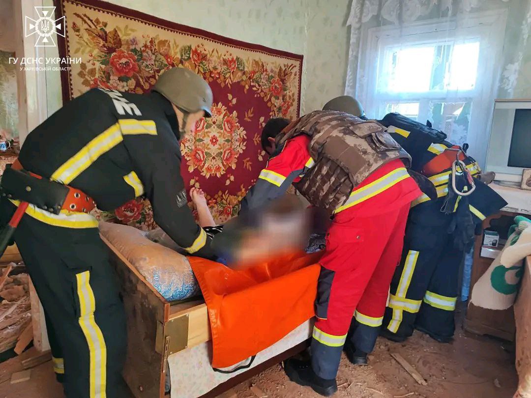 На Харківщині  рятувальники та медики транспортували жінку зі зруйнованої оселі