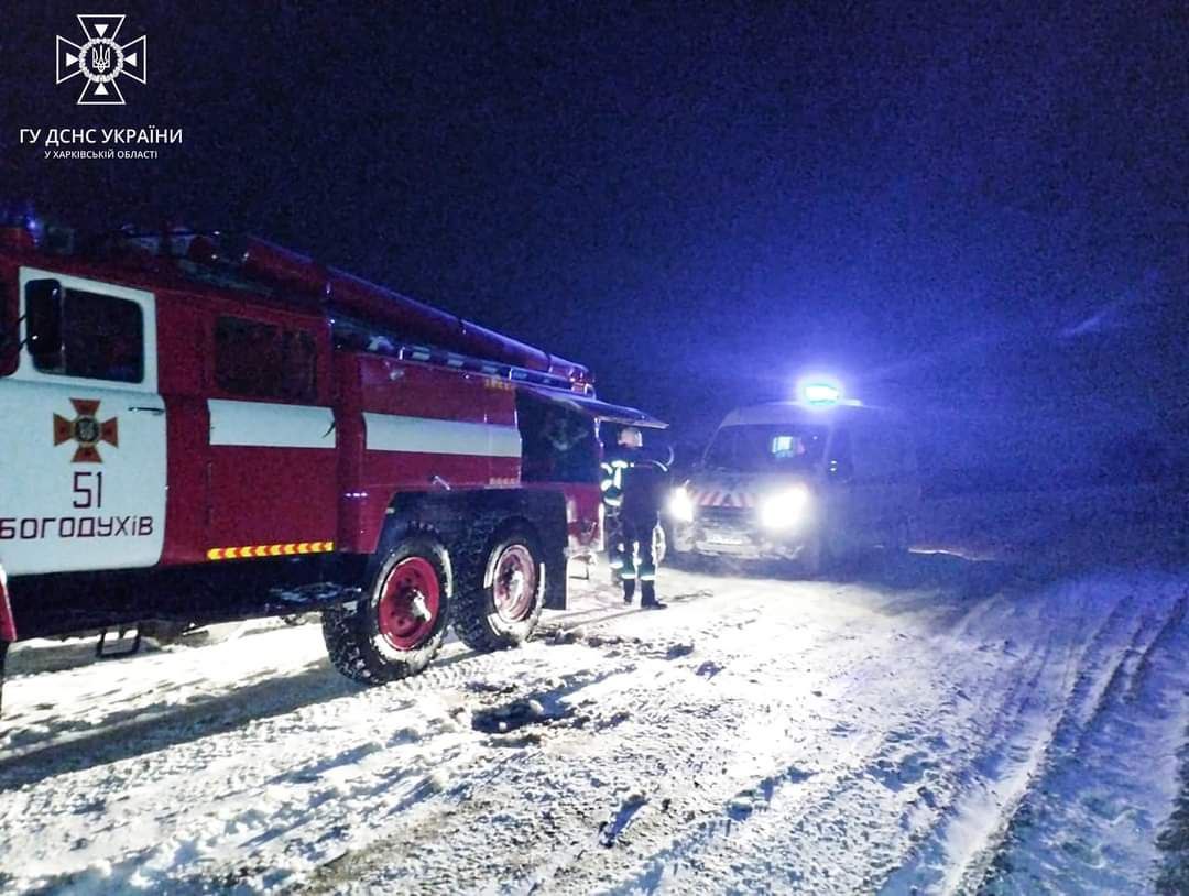 На Харківщині вночі рятувальники витягли автомобіль швидкої зі снігу