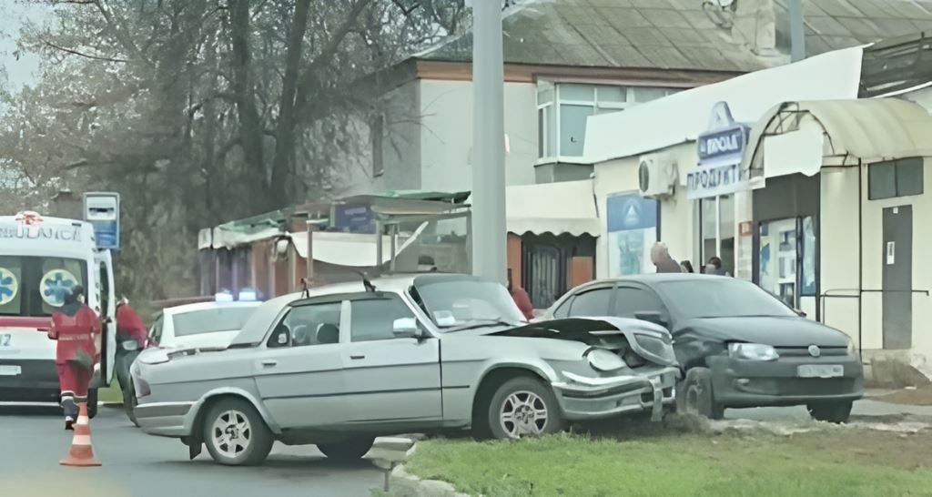 У Харкові «Волга» протаранила припарковану іномарку: один постраждалий