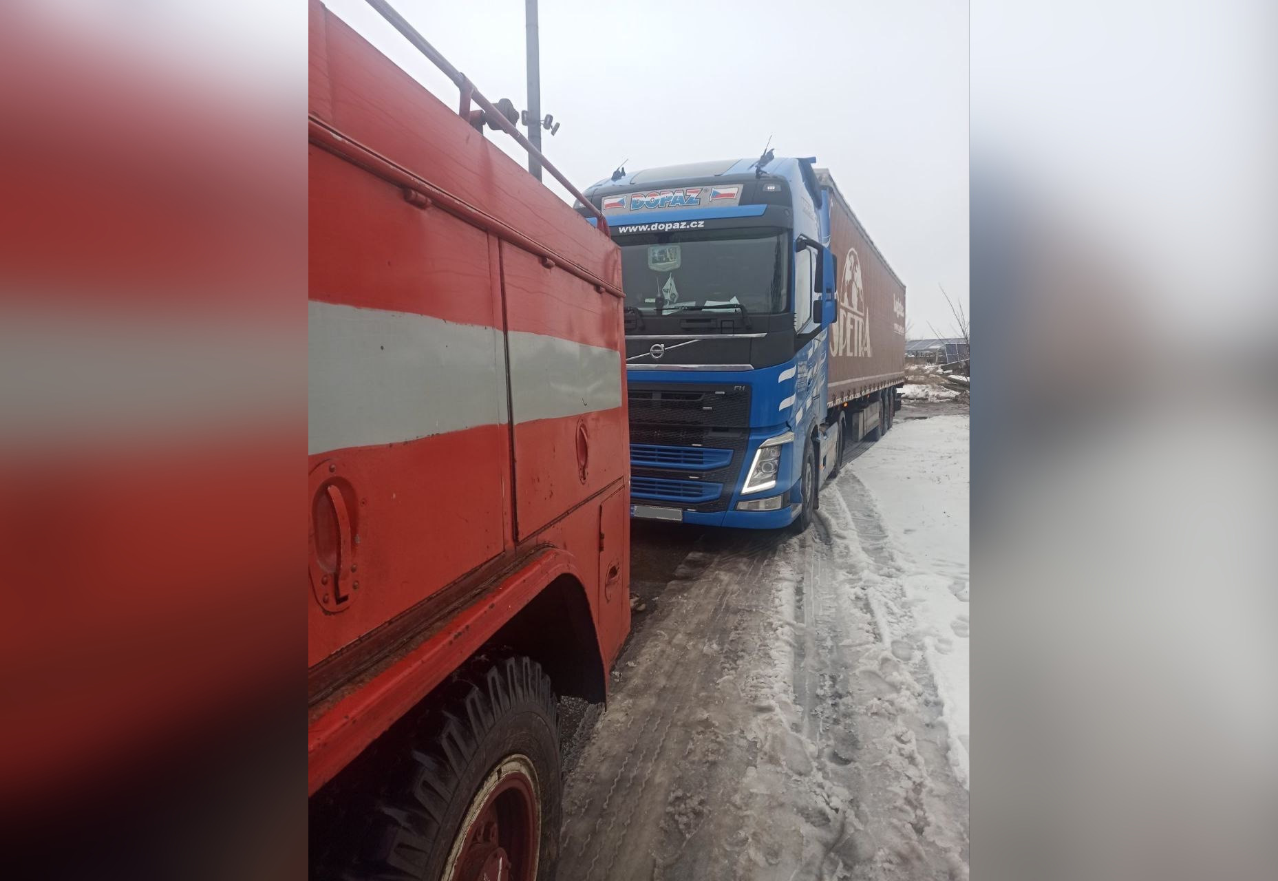 На слизькій дорозі на Харківщині застрягли три фури та мікроавтобус