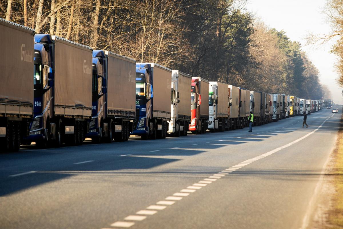 Блокаду кордону зі Словаччиною призупинили — вантажівки рухаються у звичайному режимі