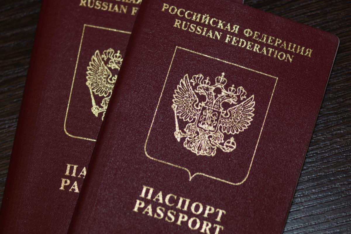 У росіян почали вилучати закордонні паспорти: у кого й навіщо