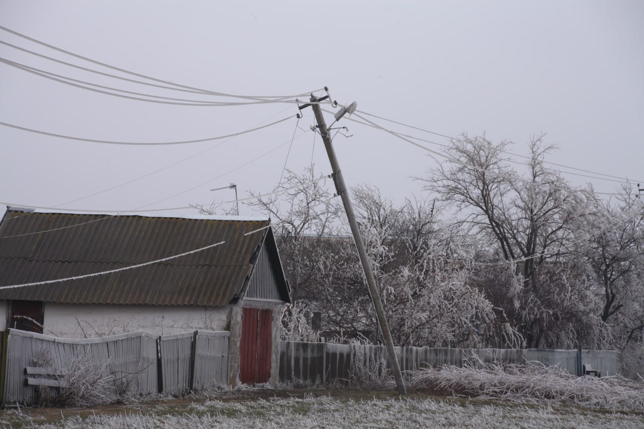На Харківщині внаслідок негоди падали електроопори: без світла понад 200 домівок