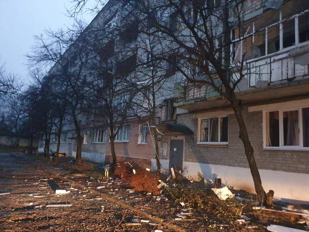 Окупанти обстріляли 5-поверхівку на Харківщині