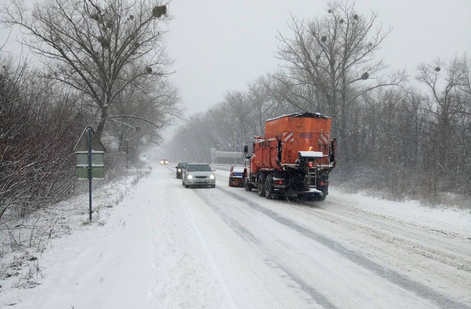 Зранку на дороги Харківщини вийшло 114 одиниць снігоприбиральної техніки
