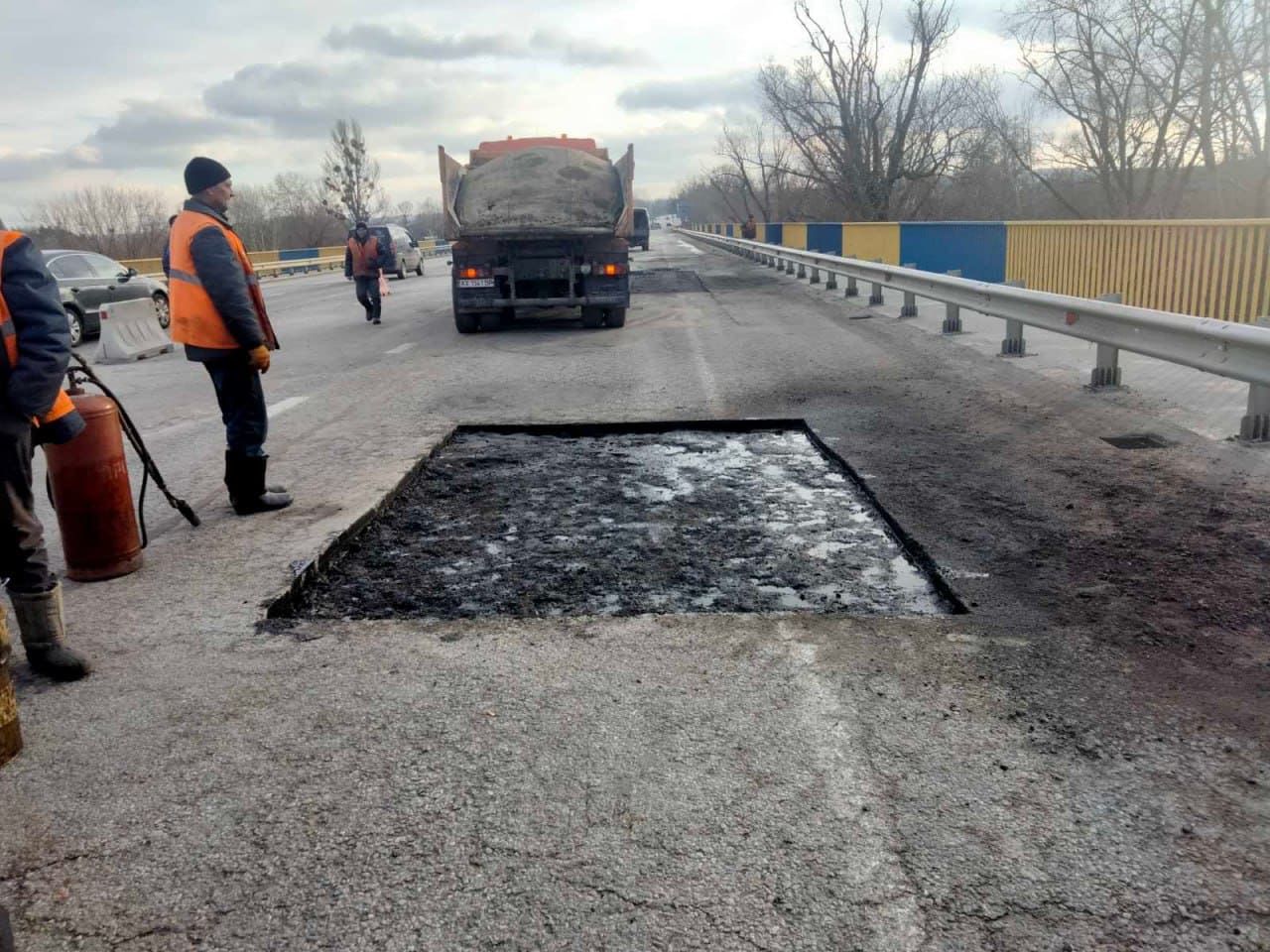 На Харківщині дорожники ремонтують три траси