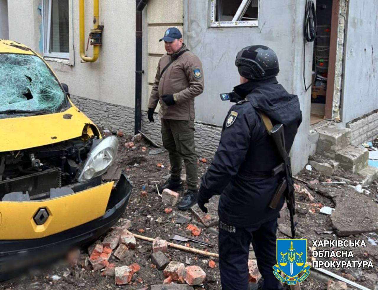 Правоохоронці показали руйнування у двох районах Харкова після нічного обстрілу